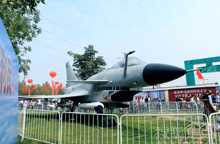 Mô hình máy bay tiêm kích đa năng J-10A - đây được xem là niềm tự hào của công nghiệp quốc phòng nội địa Trung Quốc.