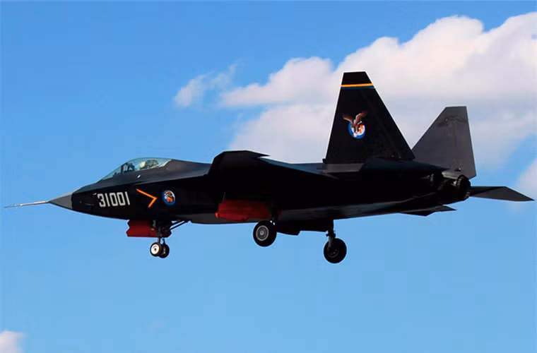 Ngoài J-20, dự án tiêm kích tàng hình thế hệ 5 khác là J-31 công ty máy bay Thẩm Dương cũng thu hút không ít sự chú ý. Hiện tại, J-31 vẫn đang trong quá trình bay thử nghiệm, tuy nhiên tốc độ sản xuất mẫu thử có phần chậm hơn so với J-20. Có thông tin cho rằng, máy bay này sẽ lần đầu tiên được ra mắt công chúng tại triển lãm hàng không Châu Hải năm nay.