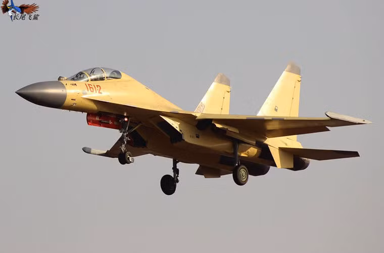 Sau J-11, Trung Quốc vẫn đang tiếp tục tận dụng thiết kế tiêm kích Sukhoi của Nga để phát triển các mẫu máy bay mới. Theo đó, trên cơ sở kết cấu thân Su-30MKK, Trung Quốc đã sao chép công nghệ tạo ra tiêm kích J-16 có tính năng tương ứng hệ thống điện tử vũ khí sản xuất trong nước của máy bay thế hệ 4. Hiện một số lượng nhỏ J-16 đã được chế tạo để thử nghiệm, đánh giá.