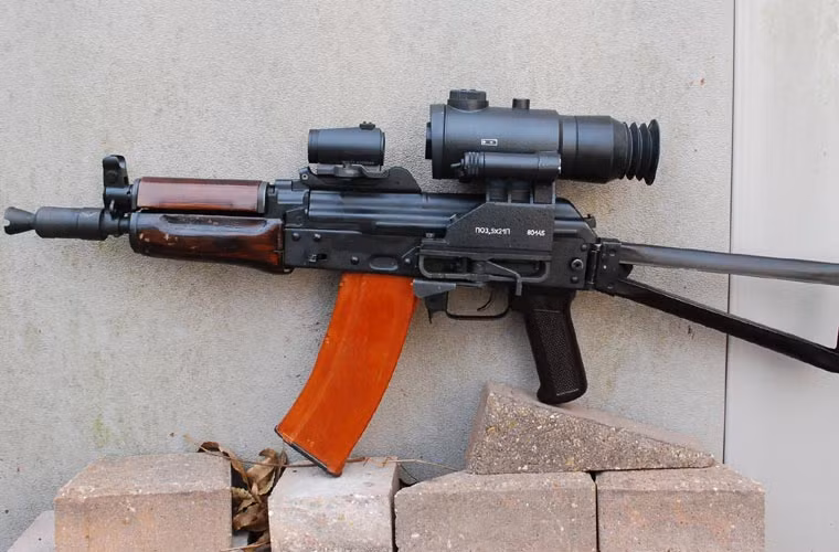 Biến thể rút gọn AKS-74U sử dụng cho các đơn vị đặc nhiệm, biến thể này hoạt động với vai trò như một súng tiểu liên. Ưu điểm của AK-74 nói chúng là có sơ tốc đầu nòng tương đối lớn 900m/s kết hợp với loại đạn được thiết kế tối ưu nên độ chính xác rất cao.