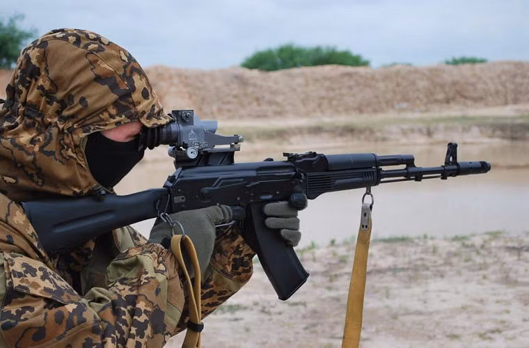 Biến thể AK-74M được giới thiệu vào những năm 1990, sử dụng các vật liệu tổng hợp trong chế tạo báng súng, ốp lót tay nhờ đó súng nhẹ hơn, độ bền cơ học cao hơn. Trong ảnh một lính dù Nga đang ngắm mục tiêu bằng kính ngắm 1P29 gắn trên AK-74M.