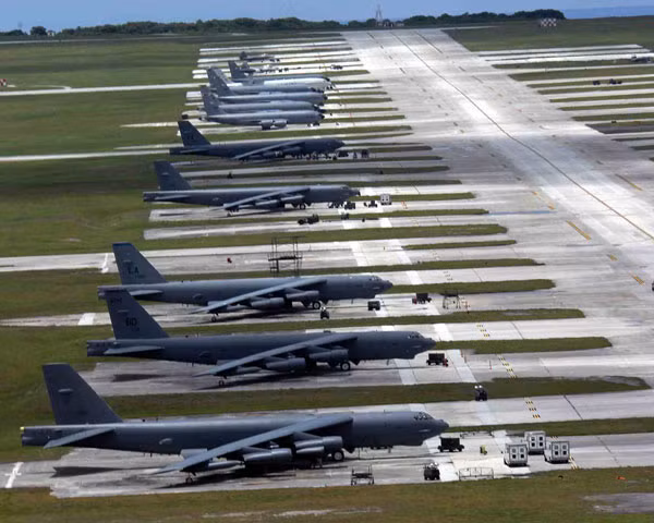 Máy bay ném bom chiến lược B-52H tại căn cứ Andersen, Guam.