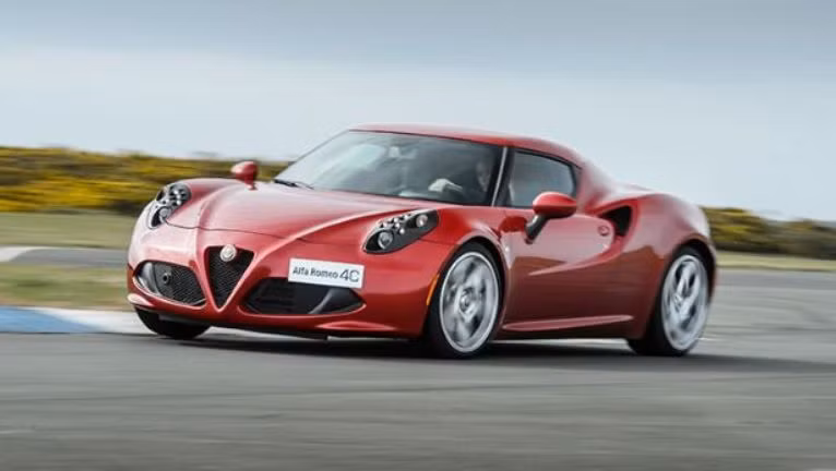 Tuy nhiên, khác với 8C, Alfa Romeo 4C có thiết kế rất tuyệt vời, đặc biệt là đèn pha rất đặc trưng.