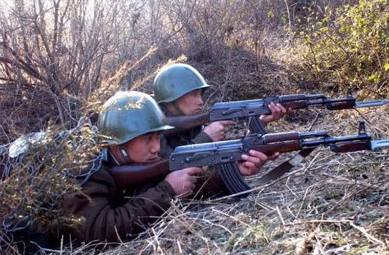 Trong ảnh, các binh sĩ Triều Tiên sử dụng khẩu Type 58 được sản xuất hoàn toàn dựa trên AK-47. Điểm khác biệt lớn nhất là nó dài hơn so với AK-47. Theo đó, Type 58 dài 890mm so với 870mm của AK-47, ngoài ra súng không có sự khác biệt nào.