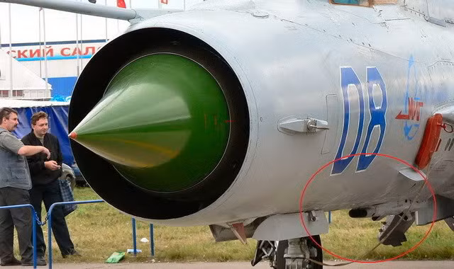 Pháo GSh-2-23 gắn bên trong thân, ngay sau càng hạ cánh trước.