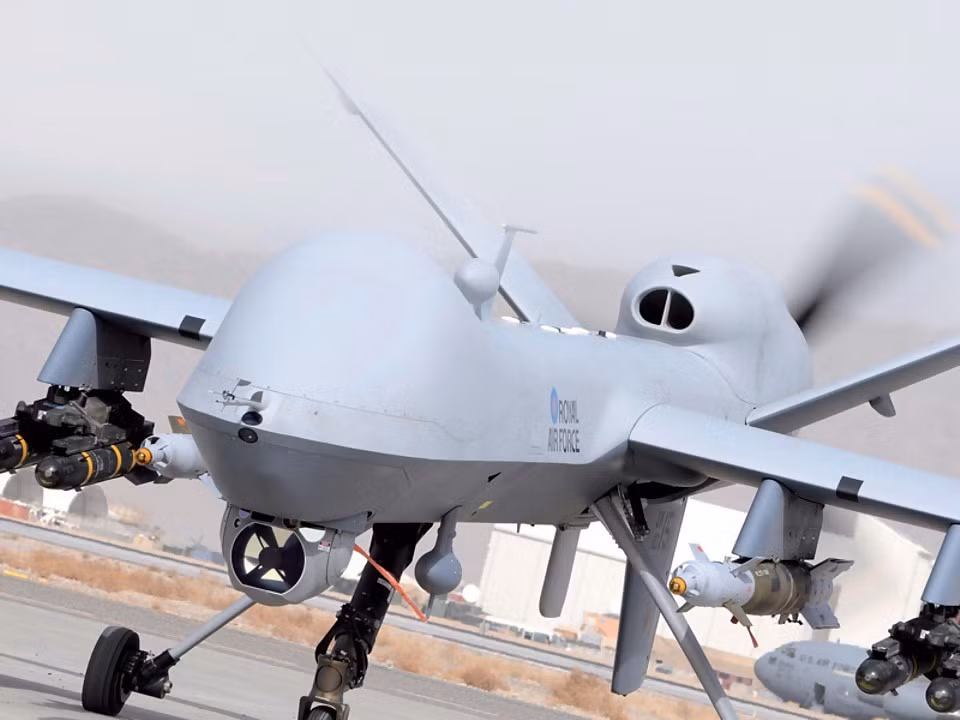 Predator-B (hay còn gọi là MQ-9 Reaper) có thể mang số lượng bom - tên lửa không thua kém Su-22. Trong khi Predator-1 chỉ mang được số lượng rất nhỏ.