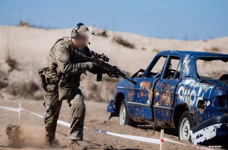 Biến thể đặc biệt của AK-74M được chế tạo bằng vật liệu tổng hợp công nghệ cao. Súng có báng súng mới được thiết kế hiện đại hơn, nó có loa che lửa đầu nòng đặc biệt với 3 lỗ thoát khí lớn giúp cải thiện độ chụm của đạn.