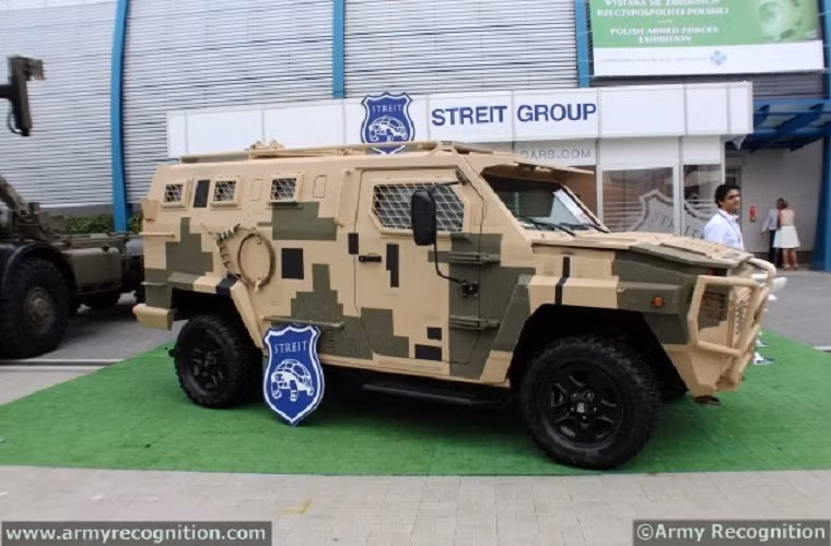 Một mẫu xe bọc thép hạng nhẹ được trưng bày tại khuôn viên ngoài trời tại MSPO 2014