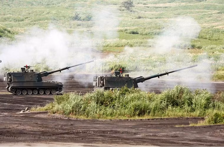 Type 99 155mm có tầm bắn tối đa 30km với đạn pháo thông thường, 38km với đạn pháo tăng tầm. Ngoài ra nó còn được trang bị 1 đại liên MHB 12,7mm.