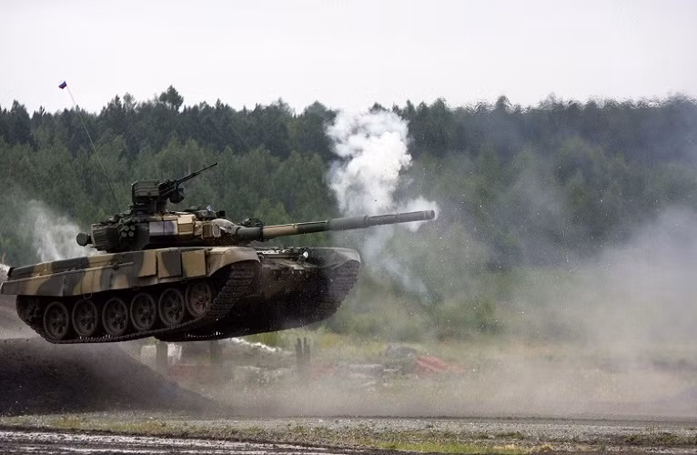 Bên cạnh đó, T-90 còn trang bị hệ thống giáp bảo vệ đa lớp, gồm hệ thống giáp cơ bản và hệ thống giáp phản ứng nổ Kontakt-5. Ngoài các biện pháp bảo vệ thụ động, T-90 còn được trang bị hệ thống phòng thủ chủ động Shtora-1 và hệ thống phóng lựu đạn khói, giúp chống lại mọi tên lửa chống tăng dẫn đường bằng hồng ngoại.