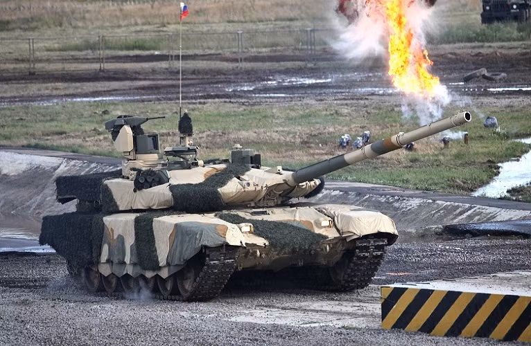 Những chiếc T-90 được trang bị vũ khí chính là một pháo nòng trơn 125mm đi kèm với đó là hệ thống điều khiển hỏa lực tiên tiến. Nó có thể bắn các loại đạn xuyên giáp cũng như tên lửa chống tăng dẫn đường bằng hồng ngoại thông qua nòng pháo.