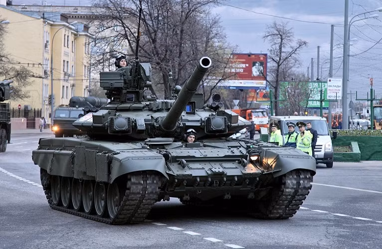 Xe tăng chiến đấu chủ lực T-90: là mẫu xe tăng được Nga phát triển dựa trên nền tảng của dòng xe tăng chiến đấu chủ lực T-72. Đây được xem là một trong những mẫu xe tăng hiện đại nhất thế giới hiện nay, và hoàn toàn vượt trội hơn các xe tăng T-72, T-80 và T-64 của Ukraine.