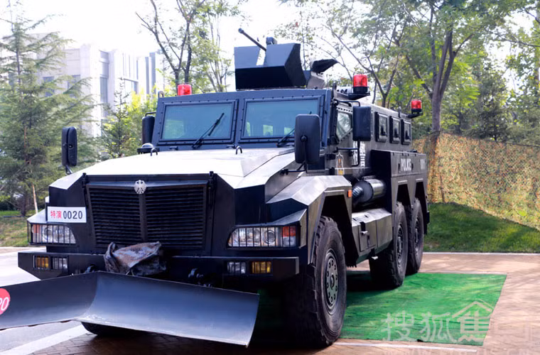 Xe thiết giáp chống mìn 09FFC6 chuyên dùng cho đặc nhiệm.