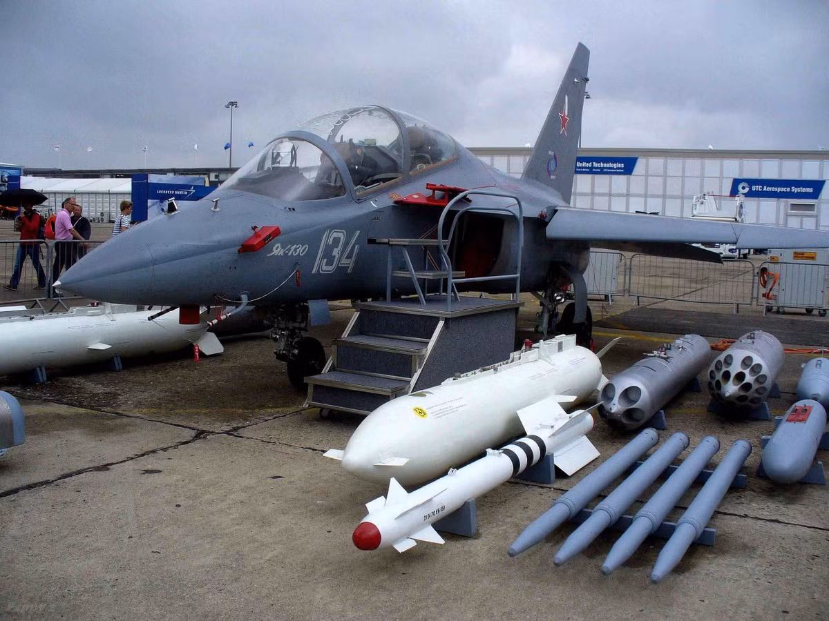 Với hệ thống vũ khí đa dạng, Yak-130 có thể dễ dàng chuyển đổi thành một mẫu máy bay chiến đấu khi cần thiết.