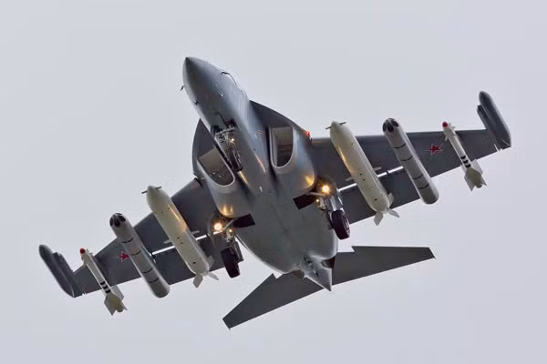 Yak-130 thể hiện vai trò xuất sắc trong các nhiệm vụ chiến đấu hạng nhẹ. Yak-130 thể hiện vai trò xuất sắc trong các nhiệm vụ chiến đấu hạng nhẹ.