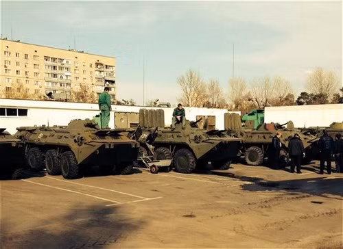 Những chiếc BTR-80 đang chờ được nâng cấp của Ukraine.