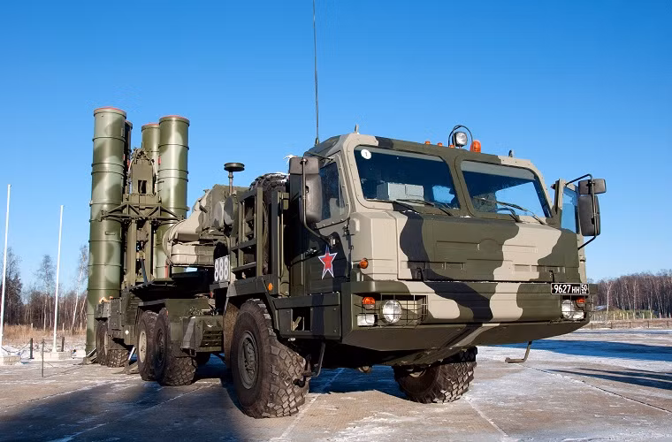 Phạm vi trinh sát mục tiêu của của S-400 lên tới 600km, nó có thể xác định và phá hủy các mục tiêu là tên lửa đạn đạo với khoảng cách 7-59km. Độ cao tiêu diệt mục tiêu của S-400 đạt đến 27km, thời gian triển khai của một tổ hợp tên lửa S-400 mất tầm 3 phút. Trong cùng một thời điểm, S-400 có thể theo dõi cùng một lúc hàng trăm mục tiêu khác nhau và tấn công 36 mục tiêu cùng một lúc.