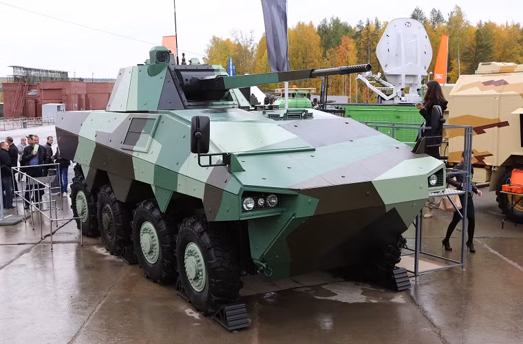  Xe chiến đấu bộ binh hạng nặng АТОМ: IFV ATOM được xem là tâm điển chú ý của giới quan sát tại Oboronexpo-2014. Đây là mẫu xe chiến đấu bộ binh được phát triển công ty quốc phòng Uralgonzavod của Nga hợp tác với tập đoàn quốc phòng Renault Trucks của Pháp.