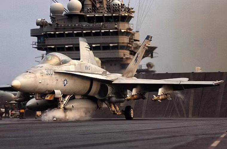  Máy bay tiêm kích đa năng F/A-18: kể từ khi triển khai các vụ không kích vào lực lượng Hồi giáo IS, những chiếc tiêm kích hạm F/A-18 Hornet luôn là mẫu máy bay được Quân đội Mỹ sử dụng phần lớn trong các vụ không kích. Một phần lý do Mỹ sử dụng F/A-18 là chúng được triển khai từ tàu sân bay USS George HW Bush và luôn nằm ngoài khu vực chiến sự.