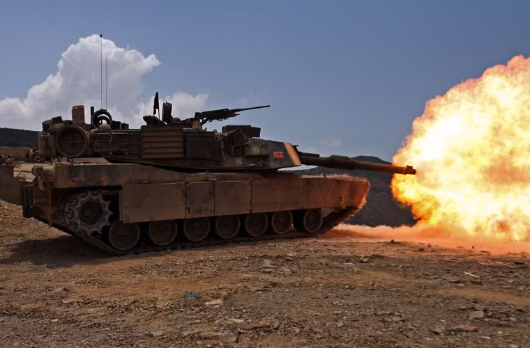 Về mặt hỏa lực, M1 Abrams thế hệ đầu trang bị pháo rãnh xoắn M68A1 105mm dựa trên pháo L7 của Anh. Nhưng từ thế hệ M1A1 thì chuyển sang pháo nòng trơn 120mm dựa trên mẫu L44 của Đức. Với pháo mới này, người Mỹ trang bị cho Abrams đạn chống tăng dưới cỡ dùng thanh xuyên hợp kim Uranium giúp tăng khả năng xuyên thủng giáp xe tăng đối phương.
