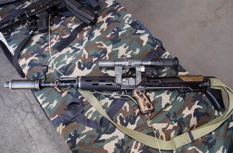 SVU được thiết kế theo kiểu "bullpup" tức hộp tiếp đạn nằm sau cò súng để giảm chiều dài trong khi vẫn đảm bảo được độ dài nòng súng. Súng có tầm bắn hiệu quả tới 1.200 mét.