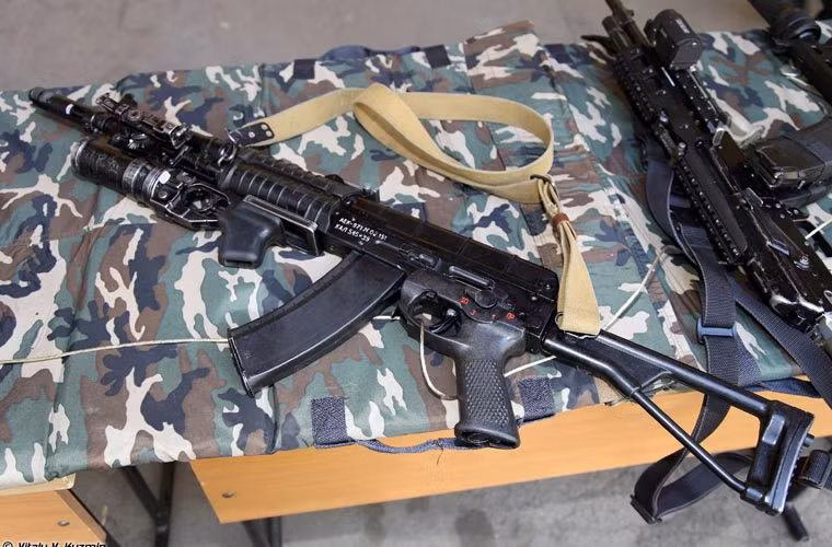 Súng trường AEK-971 được đánh giá rất cao bởi cơ chế hoạt động tối ưu của nó. Súng hoạt động theo nguyên tắc trích khí với cấu tạo máy lùi đối trọng nhằm loại bỏ xung lực giật khi bắn giúp bắn chính xác hơn.