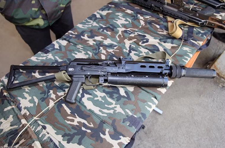 Tiểu liên PP-19 Bison, súng có cấu tạo hộp tiếp đạn khá đặc biệt dạng ống dài nằm dọc theo thân súng chứ không có dạng hình công hướng xuống dưới như các súng khác.