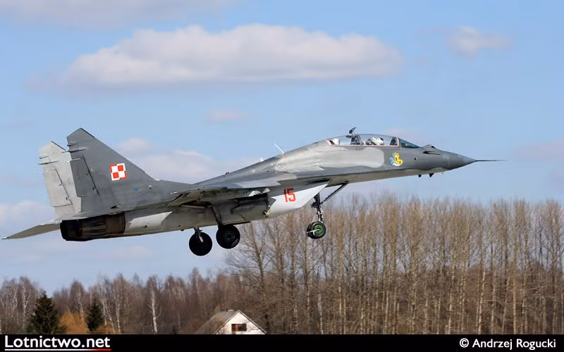 So với MiG-29UB.