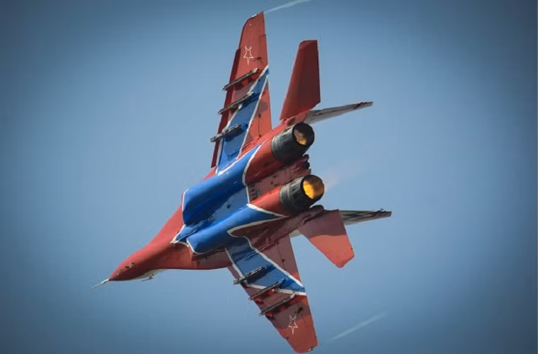 Cận cảnh một chiếc tiêm kích MiG-29 thuộc phi đội “Chim Én” đang nhào lộn trên không.