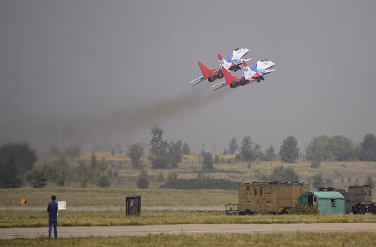 Trong ảnh là phi đội trình diễn “Chim Én” (trang bị tiêm kích MiG-29) cất cánh.