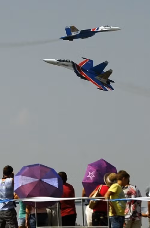 Hai chiếc Su-27P của Phi đội “Hiệp sĩ Nga” đang thực hiện động tác nhào lộn trên không trong buổi lễ kỷ niệm ngày Không quân Nga.