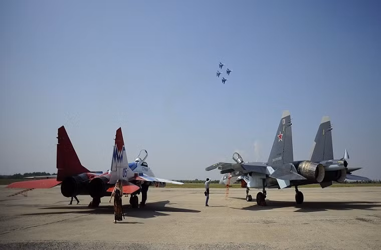 Trong ảnh là một chiếc MiG-29 đang đậu cạnh chiếc tiêm kích thế hệ 4++ Su-35.