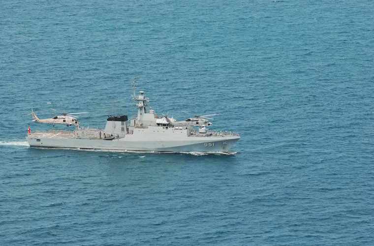 Tàu tuần tra ven biển hiện đại do Thái Lan tự đóng, HTMS Krabi, lượng giãn nước 1.969 tấn, dài 90,5m, trang bị pháo 76mm và 30mm, chở được một trực thăng.
