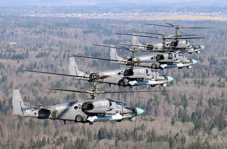 Phi đội 4 chiếc Ka-52 đang thực hiện các động tác bay đội hình rất đẹp mắt.