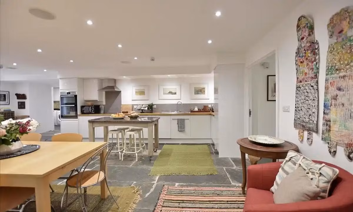Trải nghiệm không gian riêng tư tại khu vực Cornwall. Con phố Chapel lịch sử của Penzance có nhiều mối liên hệ với thế giới văn học, trong đó có khu nghỉ tại hiệu sách Women in Word thuộc tổ chức Hypatia Trust. Nằm ở đầu phố, hiệu sách này chuyên về tiểu thuyết và tác phẩm phi hư cấu dành cho phụ nữ, đồng thời bao gồm các đầu sách của nhà văn địa phương. Đằng sau hiệu sách là một căn hộ nghỉ dưỡng 2 phòng ngủ đầy phong cách và thu nhập từ đây sẽ hỗ trợ cho hoạt động của Hypatia của Trust. Ảnh: The Guardian.