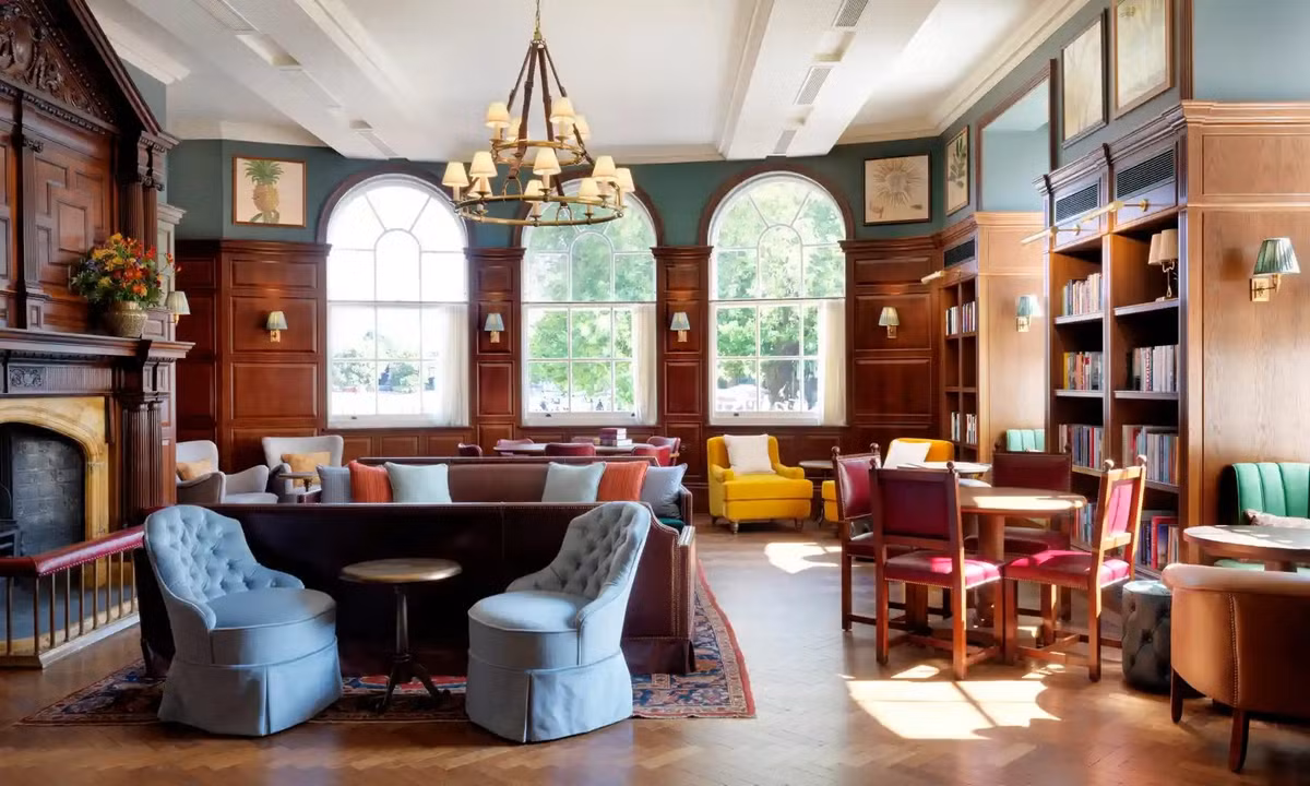 Thư viện có quản gia sách tại Cambridge. Cambridge không thiếu nơi đọc sách nhưng khách sạn University Arms của thành phố mang lại trải nghiệm đặc biệt. Du khách có thể ngủ trong các dãy phòng được đặt theo tên của các nhà văn có liên hệ với địa phương như Lord Byron và Christopher Marlowe, khám phá các giá sách do hiệu sách Heywood Hill tuyển chọn, nhâm nhi một ly Bloomsbury Boozer trong quán bar hoặc thưởng thức trà chiều trong thư viện đầy ắp sách của khách sạn. Kể từ tháng 12/2022, du khách có thể nhờ tới sự hỗ trợ của một “quản gia sách”, người sẽ cùng thảo luận về sở thích văn học, tác giả và chủ đề ưa thích để sau đó đưa một loạt đầu sách phù hợp đến phòng riêng cho khách. Ảnh: The Guardian.