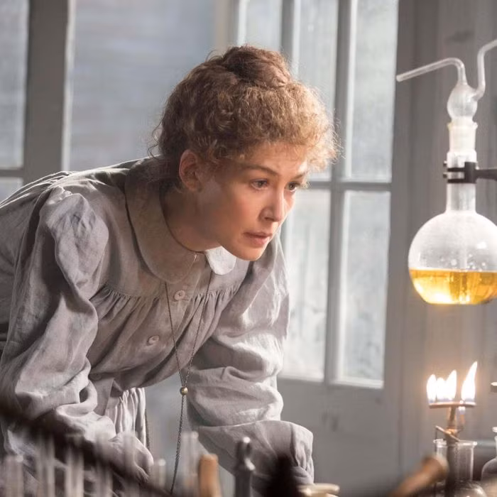 Bà Marie Curie (7/11/1876- 4/7/1934), người Ba Lan, có nhiều đóng góp cho nền khoa học thế giới. Bà theo học tại Sorbonne, sau đó trở thành trưởng khoa vật lý của trường vào đầu những năm 1900. Khi ấy rất ít phụ nữ theo học hoặc dạy khoa học tại các trường đại học châu Âu. Marie Curie và chồng cùng giành giải thưởng Nobel năm 1903.