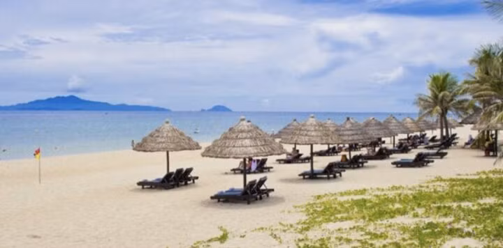  5. Cửa Đại - Quảng Nam: Với vẻ đẹp thiên nhiên làm say đắm lòng người, cùng dòng nước biển mát lạnh, biển Cửa Đại ở Hội An là một trong những bãi biển thu hút đông đảo lượng khách du lịch. Có thể thỏa thích bơi lội trong dòng nước biển mát lạnh và tham gia những hoạt động trên biển như đạp xe dạo quanh biển, lặn biển ngắm nhìn sinh vật biển dưới làn nước, chèo thuyền, bóng chuyền, câu cá trên biển cũng rất tuyệt vời.
