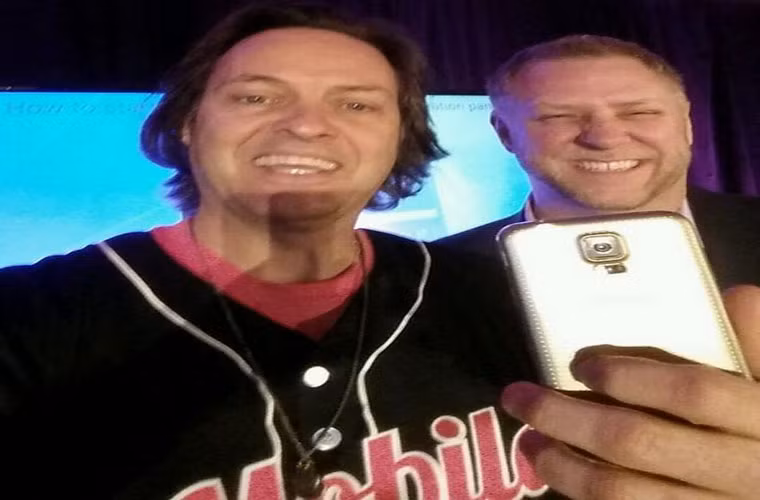 Samsung nịnh CEO T-Mobile bằng Galaxy S5 mạ vàng. Việc cùng lúc nhận được 2 phiên bản vàng từ 2 hãng điện thoại đinh là HTC One M8 và Galaxy S5 dường như đang khiến CEO của nhà mạng T-Mobile phải đứng trước lựa chọn khó khăn là nên dùng thương hiệu điện thoại nào!