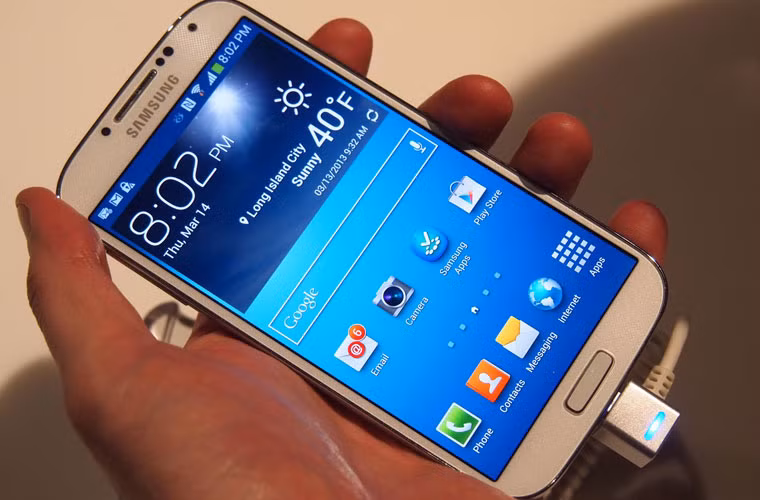 Galaxy S5 chỉ tốn 256 USD tiền sản xuất? Theo tổ chức nghiên cứu thị trường IHS, giá tiền cho các linh kiện sản xuất của Galaxy S5 chỉ tốn của Samsung có 256 USD. Các thành phần trong chiếc điện thoại này đều là loại đã qua sử dụng và “không có gì thực sự đặc biệt bên trong”.