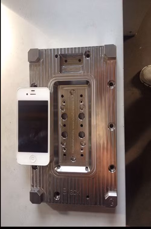 iPhone 6 có màn hình 4,7 inch. Điều này đã được khẳng định thông qua một bức ảnh chụp khuôn sản xuất, được cho là do một nhân viên làm trong hãng Foxconn, đối tác truyền thống sản xuất iPhone cho Apple.