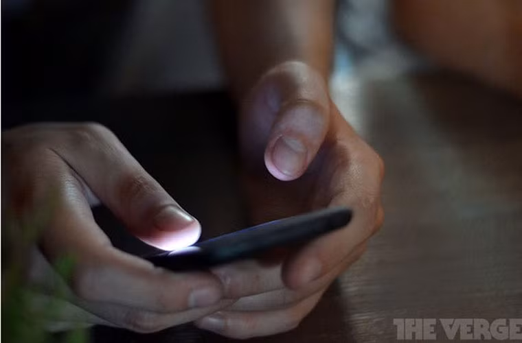 Mỹ lợi dụng công nghệ để đe dọa Cuba. Theo một bản điều tra của tờ Associated Press, chính phủ Mỹ mới tạo ra một dịch vụ nhắn tin giống như Twitter để làm bất ổn tình hình chính trị tại Cuba và tránh được các bộ lọc internet của quốc gia này.