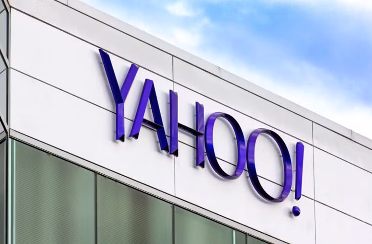 Yahoo và tham vọng đoạt ngôi Google trên iOS. Từ sau khi giữ chức CEO của Yahoo, Marissa Mayer đã tiến hành một kế hoạch nhằm lấy lại vị thế của Yahoo. Một trong những phần quan trọng của kế hoạch này mới được Re/code hé lộ là tấn công vào thị trường điện thoại, với tham vọng thay thế Google, thành trang tìm kiếm chủ đạo trên các thiết bị của Apple.