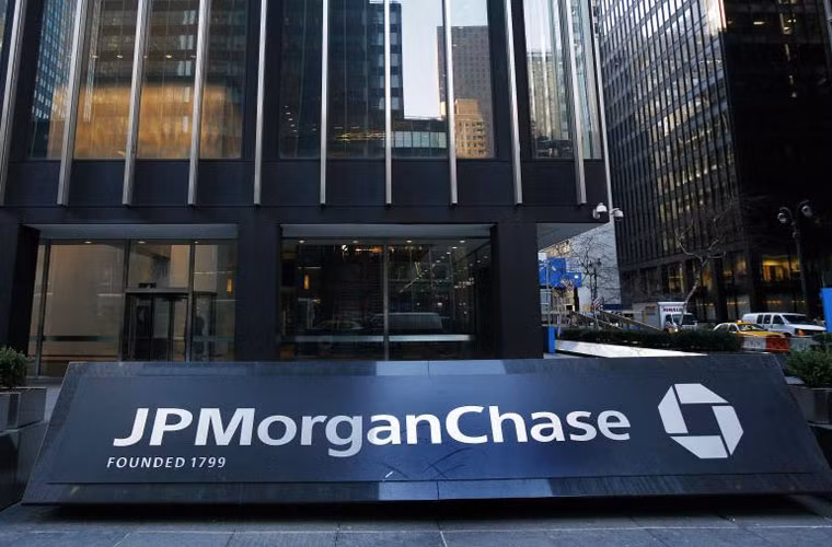 JP Morgan: Apple sẽ bán được 63 tỷ USD máy tính bảng lai laptop. Công ty chuyên về các dịch vụ tài chính JP Morgan dự đoán, thế hệ chip A8 có thể mở ra một thị trường đáng giá hàng tỷ USD cho Apple, khi họ có thể bán được những chiếc máy tính bảng lai laptop chạy hệ điều hành iOS.