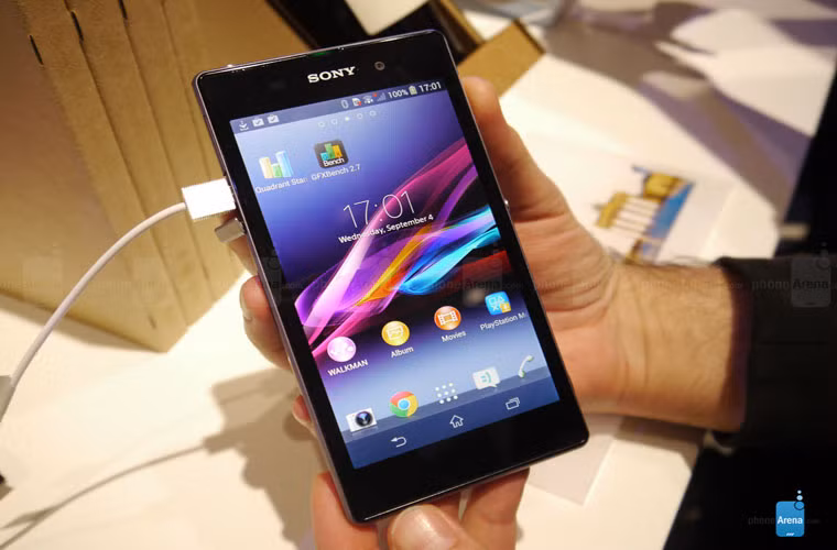 Sony thừa nhận lỗi flash trên đèn LED Xperia Z1. Theo một trong web của Đức có tên Inside-handy, Sony tại Đức đã thừa nhận lỗi flash trên đèn LED của Xperia Z1, tuy nhiên lại biện luận là nó chỉ xảy ra với một số lượng nhỏ máy. Khi chụp hình trong điều kiện ánh sáng thấp, đèn flash tự bật, làm ảnh hưởng đến chất lượng hình. Bạn cũng đừng mong hãng sẽ sửa lỗi này cho bạn.