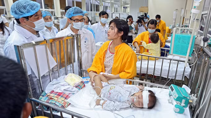 Phó thủ tướng Vũ Đức Đam đi kiểm tra công tác điều trị tại Bệnh viện Nhi Trung ương.