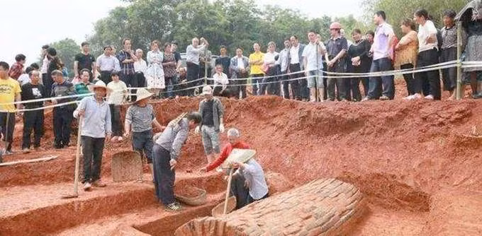 Cải tạo hồ nước, đụng trúng mộ cổ nghìn năm chứa đầy vàng ròng - Hình 2 Cai tao ho nuoc, dung trung mo co nghin nam chua day vang rong-Hinh-2