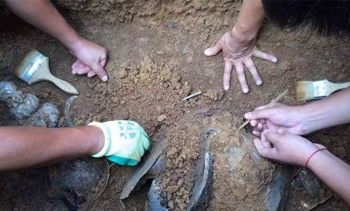 Cải tạo hồ nước, đụng trúng mộ cổ nghìn năm chứa đầy vàng ròng Cai tao ho nuoc, dung trung mo co nghin nam chua day vang rong