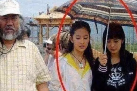 Lưu Diệc Phi và Dương Mịch ở phim trường "Thần Điêu Đại Hiệp" năm 2006. Lưu Diệc Phi khi mới ra mắt vẫn chưa đủ tuổi vị thành niên nhưng cô ấy nhanh chóng phát triển và ở thời kỳ đỉnh cao sự nghiệp. Trong khi đó, Dương Mịch dù ra mắt với tư cách là một ngôi sao nhí khi mới 4 tuổi nhưng cô vẫn chưa được biết đến trong một thời gian dài.
