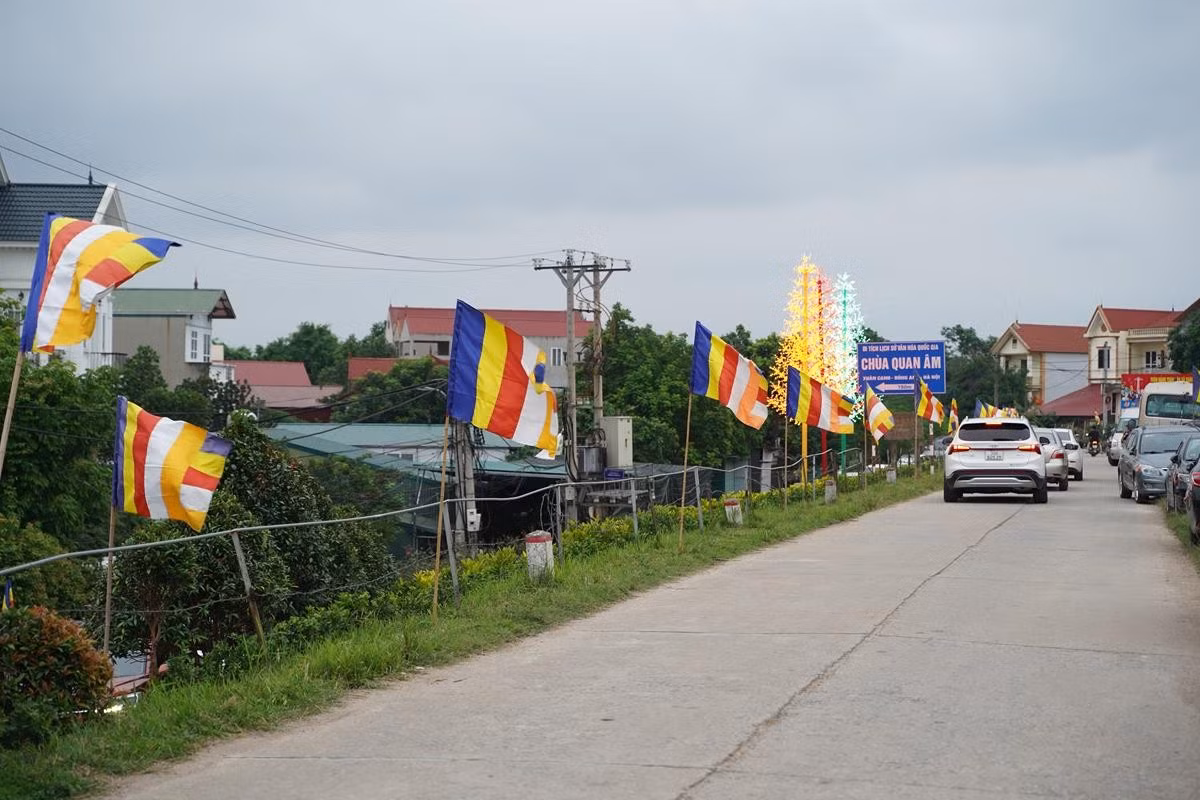 Ha Noi: Hang nghin Phat tu ve chua Quan Am tham du Dai le Phat Dan PL.2568